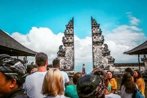 7 điểm du lịch nổi tiếng bị khách hủy hoại