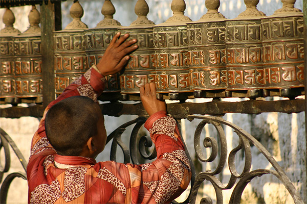 Một em bé đang quay Kim luân - Nepal