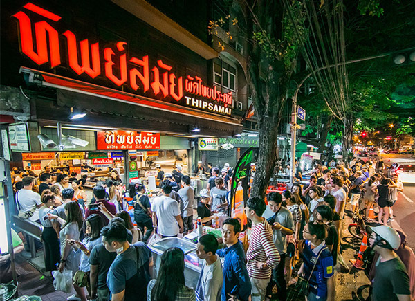 Tiệm pad Thái xếp hàng dài nhất Bangkok