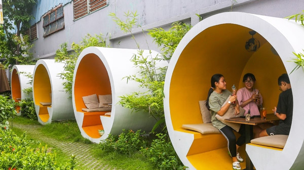 QUÁN CÀ PHÊ CHO KHÁCH NGỒI TRONG ỐNG CỐNG Ở SÀI GÒN