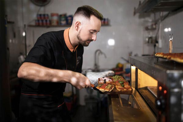 Đầu bếp Italy ngạc nhiên vì người Việt ăn pizza với tương cà