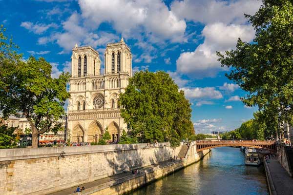 Nhà thờ hơn 850 tuổi giữa thành phố Paris
