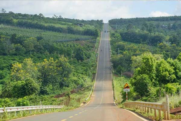 Con đường 'dựng đứng' giữa đại ngàn