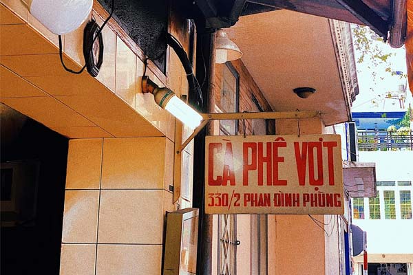 CÀ PHÊ VỢT CÓ GÌ MÀ DÂN SÀI THÀNH MÊ HƠN NỬA THẾ KỶ?