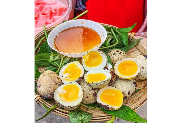 Ăn vặt ở Sài Gòn với món trứng cút lòng đào 'hên xui'