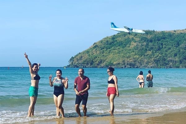 Bãi biển ngắm máy bay trên đầu