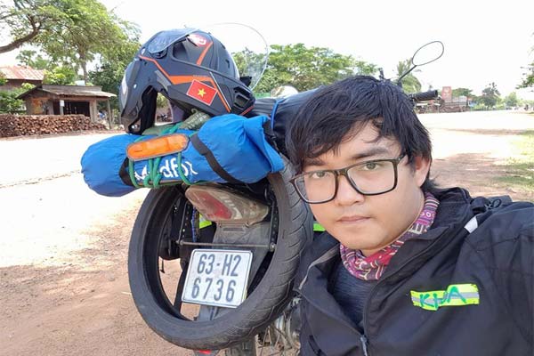 Chàng trai Tiền Giang đi xe máy từ Việt Nam đến Pháp