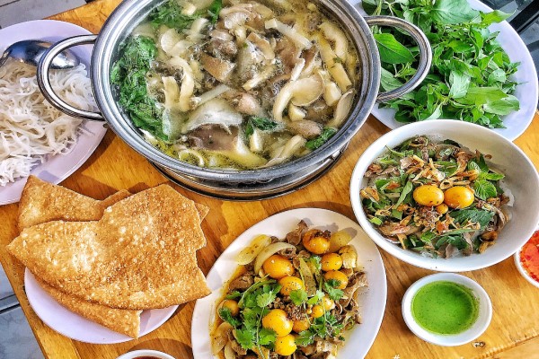 Lên Đà Lạt nhâm nhi lẩu gà lá é