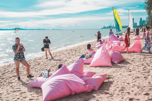 Quán bar màu hồng sát bờ biển Pattaya làm say lòng phái nữ