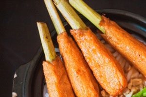Bún trộn chả cá chua ngọt ở Sài Gòn