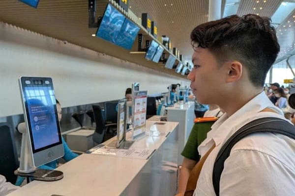 Hướng dẫn check-in ở sân bay không cần làm thủ tục tại quầy – VNeID, app hãng bay, kiốt tự phục vụ