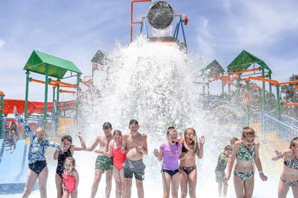 Công viên nước cấm khách mặc bikini quá hở hang tại ÚC