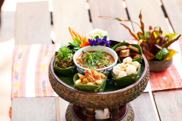 Khantoke – Bữa Trưa Hoàng Gia Giữa Lòng Bắc Thái Lan