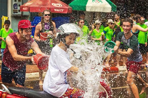 Lễ Hội Té Nước Songkran Thái Lan 2025 – Có Gì HOT? 