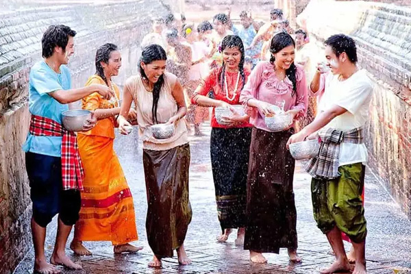 LỄ HỘI TÉ NƯỚC SONGKRAN THÁI LAN 2025 – NHỮNG ĐIỀU CẦN BIẾT TRƯỚC KHI THAM GIA!
