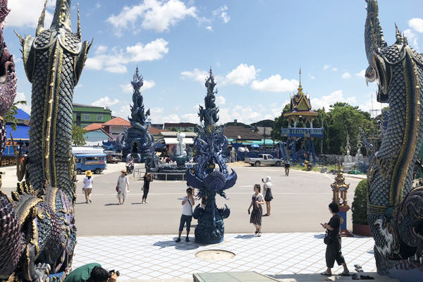 Ngôi chùa 'hổ nhảy' nhuộm màu xanh ở Thái Lan